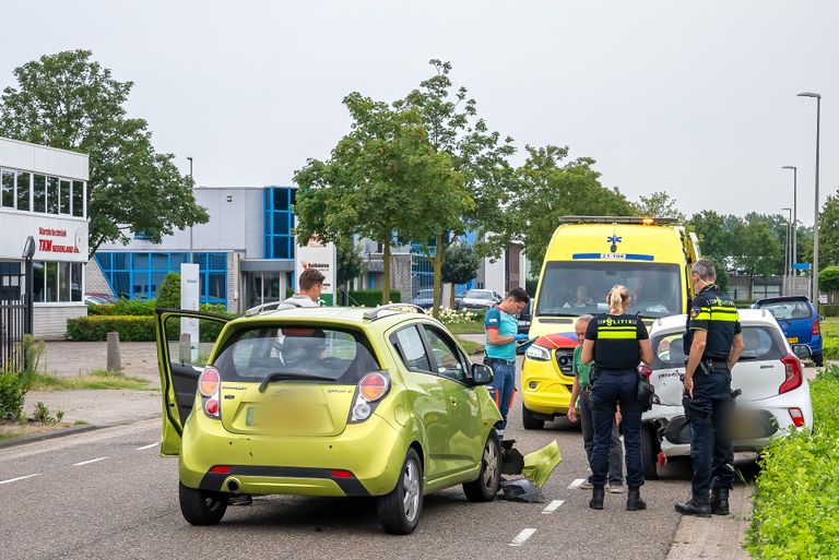 De auto's botsten op de Thomas Edisonweg in Drunen (foto: Iwan van Dun/SQ Vision).