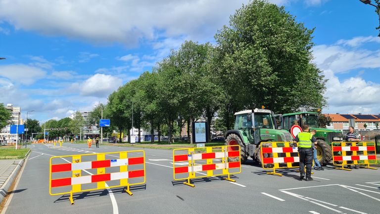 De weg bij het provinciehuis is afgezet (foto: Noël van Hooft)