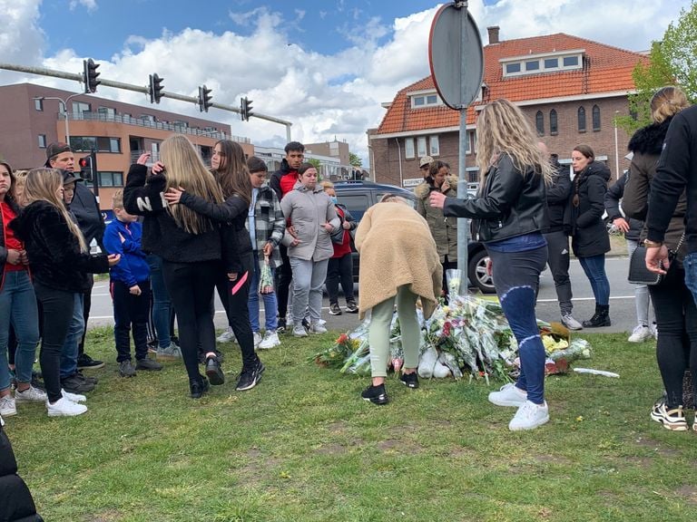 De bloemen worden neergelegd aan de Ringbaan-Zuid.