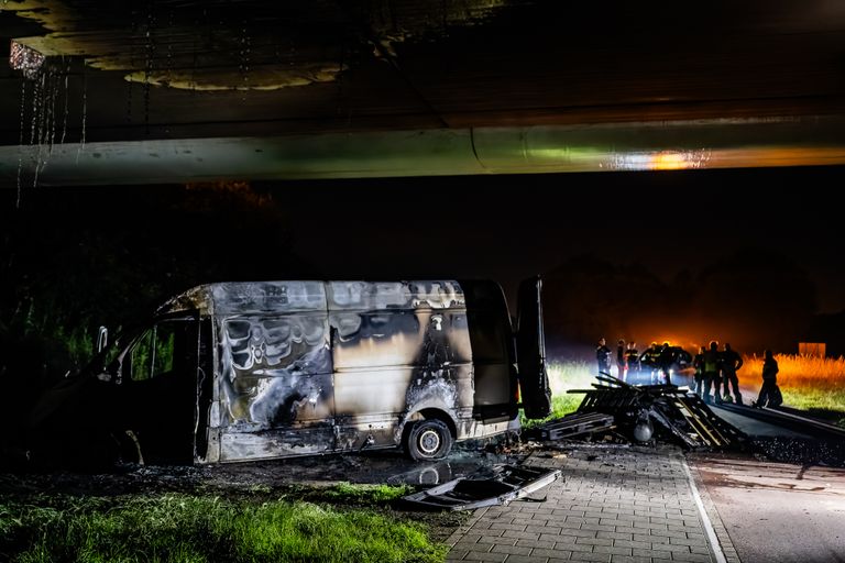 Van de bestelbus aan de Kanaaldijk-Zuid in Tilburg bleef weinig over (foto: Jack Brekelmans/SQ Vision).