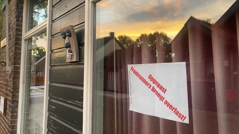 Poster tegen de komst van het religieuze centrum (Foto: Omroep Brabant).