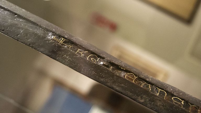 Mysterieuze schrifttekens gegraveerd in het zwaard (Foto: Museum De Roos)
