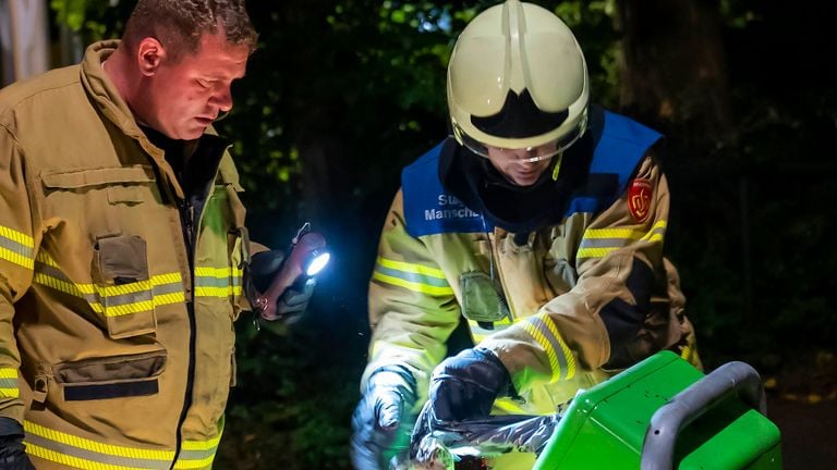 De brandweer bluste ook het vuur in een prullenbak in Oss (foto: Gabor Heeres/SQ Vision).