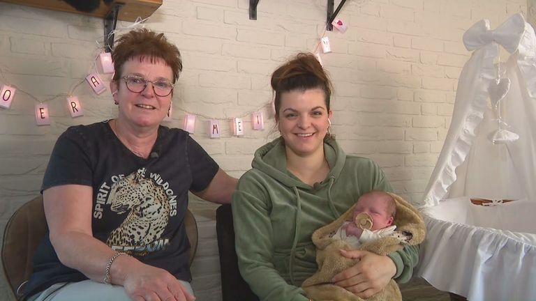 Oma Dorine, moeder Ashley en baby Liv zijn alle drie op 15 april geboren (foto: Omroep Brabant) 