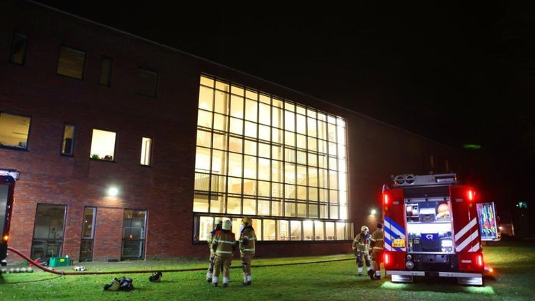 De brandweer had het vuur bij het Maurick College in Vught snel onder controle (foto: Bart Meesters).