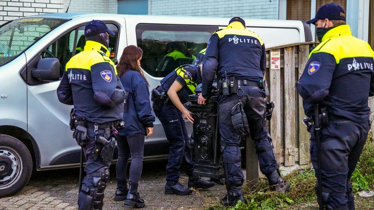 Agenten op het woonwagenkamp aan de Castilliëlaan in Eindhoven (foto: SQ Vision).