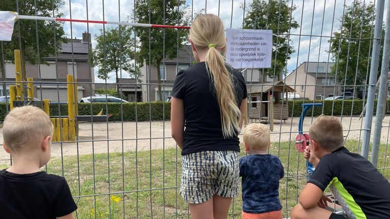 Voorlopig is de speeltuin verboden terrein voor de kinderen. (Foto: Jan Waalen)