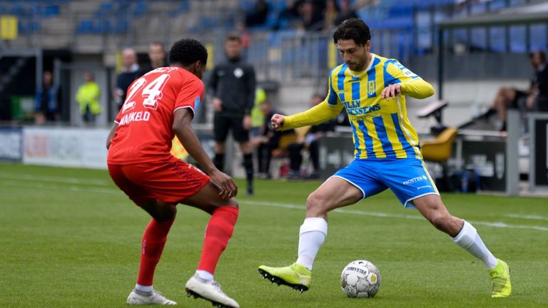 Paul Quasten van RKC Waalwijk in actie tegen FC Twente. Foto: OrangePictures.