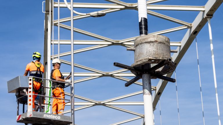 Eerst zwarte en daar overheen witte tape op de staalkabels van de Merwedebrug (foto: Rijkswaterstaat)