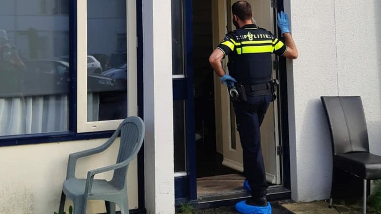 Een agent tijdens het onderzoek (foto: politie Den Bosch Facebook).