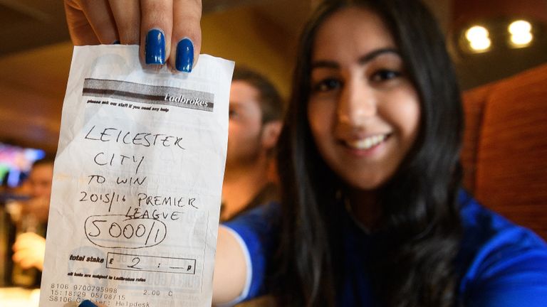 Studente Karishma Kapoor (20) won tien duizend pond door in te zetten op het kampioenschap van Leicester (Foto: ANP)