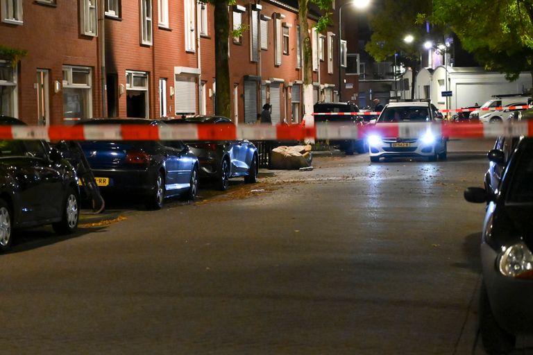 De omgeving van het huis aan de Scheldestraat in Breda is afgezet (foto: Perry Roovers/SQ Vision).