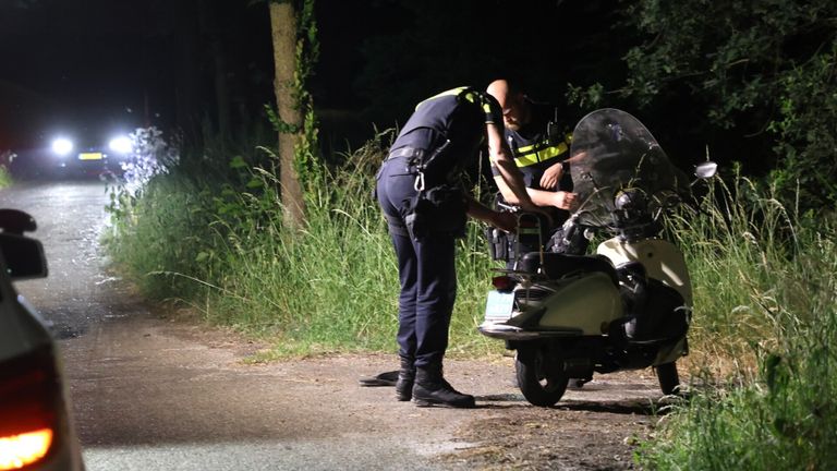 Agenten onderzoeken hoe het ongeluk in Liempde kon gebeuren (foto: Sander van Gils/SQ Vision).