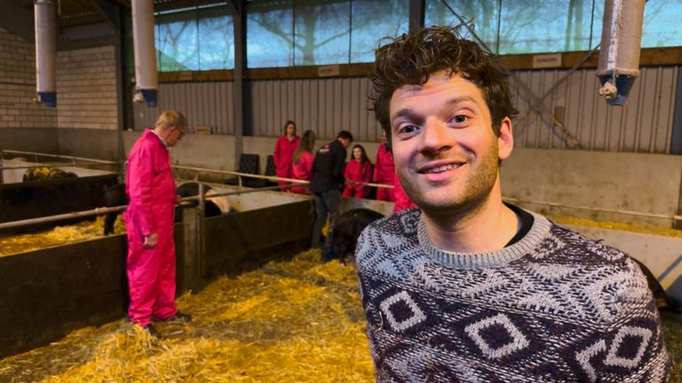 Joep van Hove met zijn gasten tussen de varkens (foto: Jan Peels)