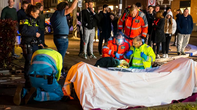 Het ongeluk in Oss trok veel bekijks (foto: Gabor Heeres/SQ Vision).