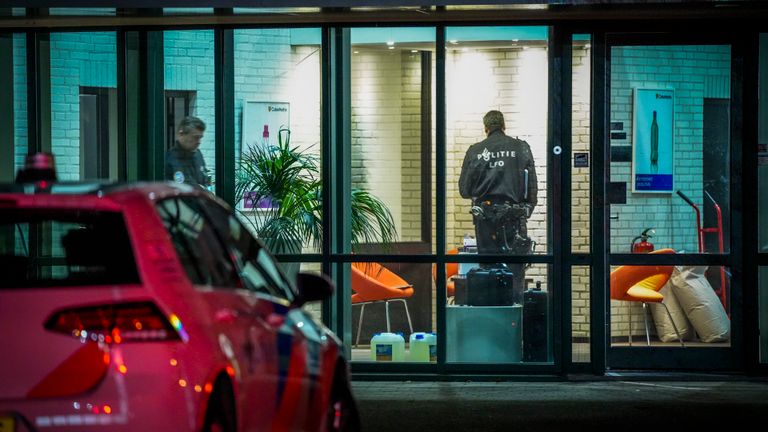 De politie gaat door met het onderzoek tot laat in de avond (foto: SQ Vision).