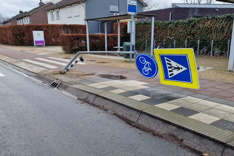 De lantaarnpaal werd bij de uitwijkactie in Waalre omvergereden (foto: Jozef Bijnen/SQ Vision).