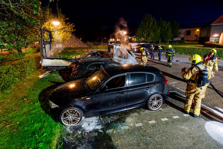 Hoe de brand aan de Perzikstraat in Wijk en Aalburg kon uitbreken, wordt onderzocht (foto: Jurgen Versteeg/SQ Vision).