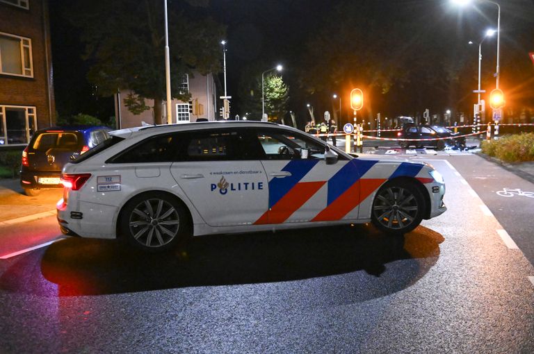 De politie zette na de crash de kruising van de Dr. Struyckenstraat met de Scharenburgstraat in Breda af (foto: Perry Roovers/SQ Vision).