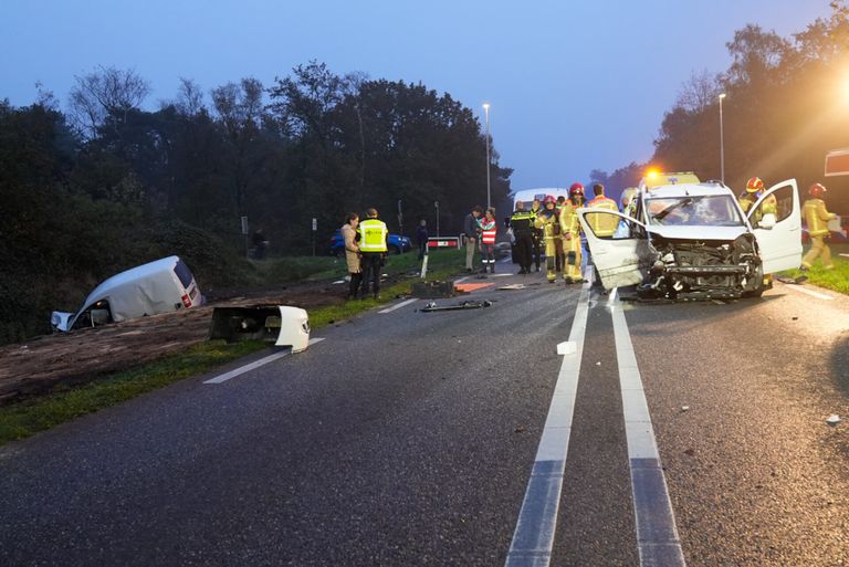 Het ging mis op de kruising van de Heesakkerweg met de Polderweg in Asten (foto: Harrie Grijseels/SQ Vision).