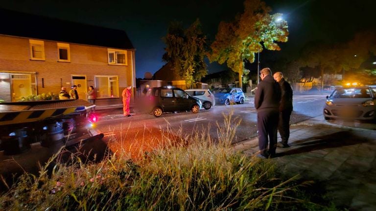 Verschillende buurtbewoners kwamen de straat op om de ravage te bekijken (foto: Dianne).