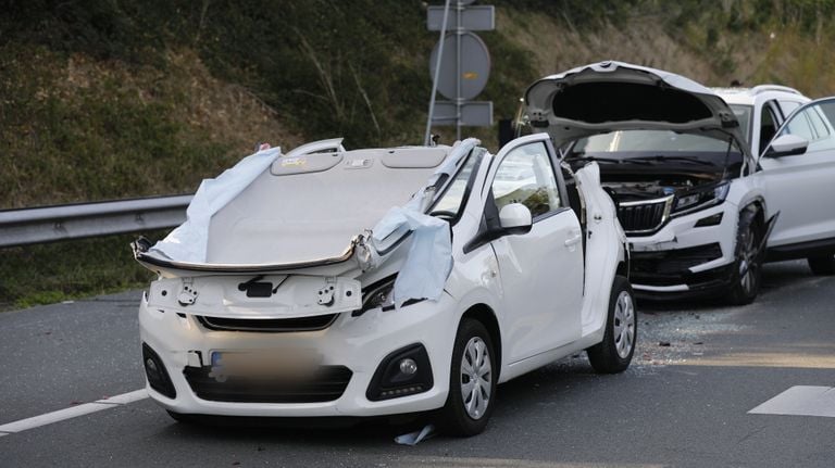 Twee auto's zij op elkaar gebotst bij Bergen op Zoom (foto: Christian Traets/Persbureau Heitink).