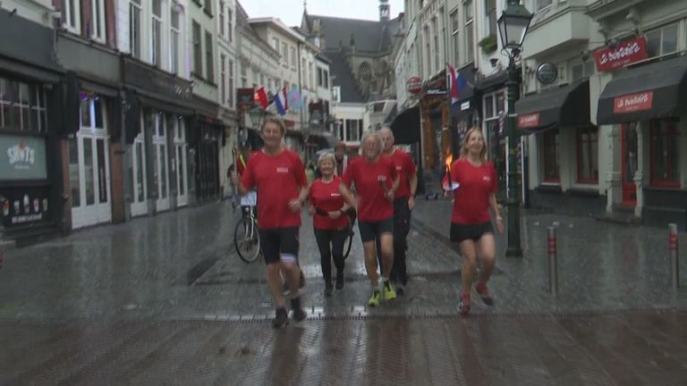 Bredanaren lopen binnen na de bevrijdingsvuurestafette 