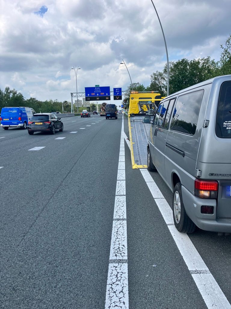 De bestelbus werd achtergelaten langs de A58 bij Best (foto: X/Wis_Robert).