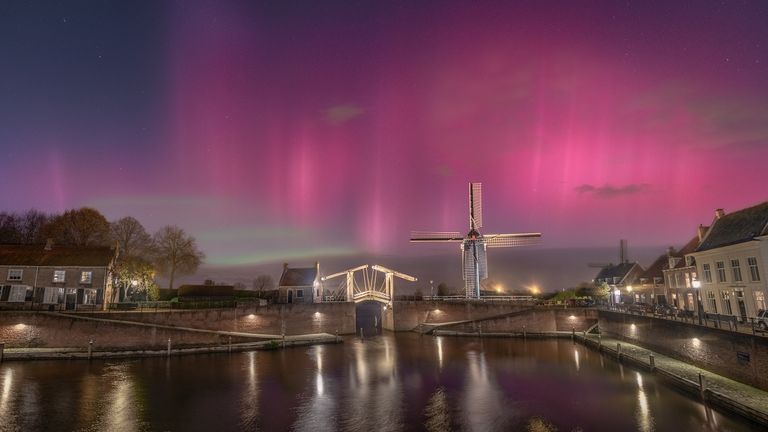 Het noorderlicht in Heusden (foto: Gijs de Reijke).