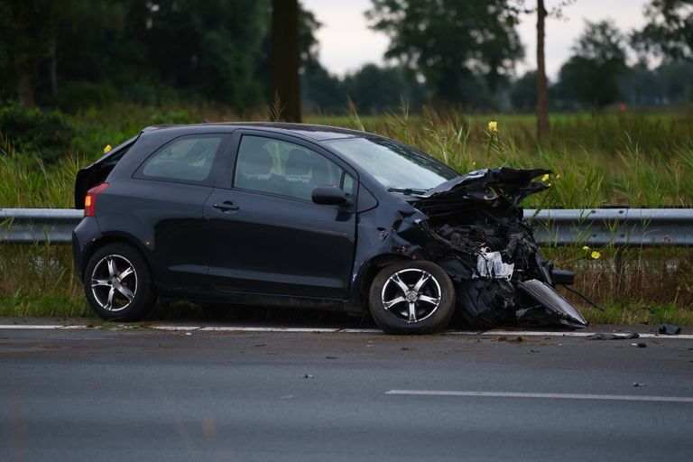 De auto raakte bij de botsing zwaar beschadigd (foto: Sander van Gils/SQ Vision).