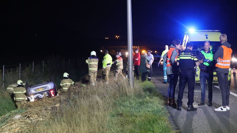 Verschillende hulpdiensten werden opgeroepen na de botsing op de A50 bij Schaijk (foto: Sander van Gils/SQ Vision).