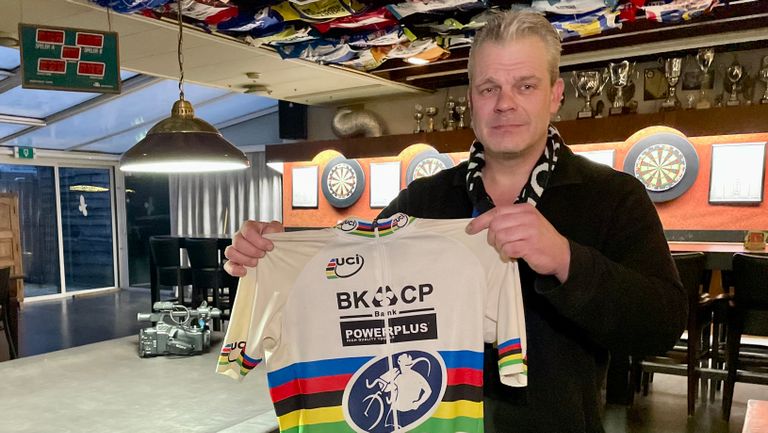 Ricardo Rens met de regenboogtrui van Mathieu van der Poel uit 2015 (foto: Erik Peeters).