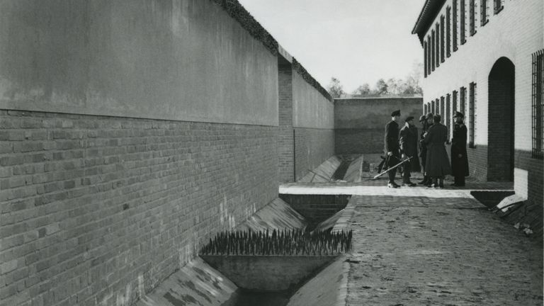 De gracht voor de muur van de bunkergevangenis (foto: Collectie Nationaal Monument Kamp Vught).