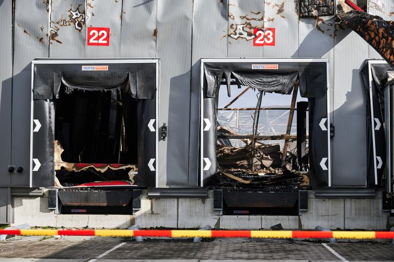 De schade na de uitslaande brand bij Axell Logistics is dinsdagochtend goed te zien (foto: Tom van der Put/SQ Vision).