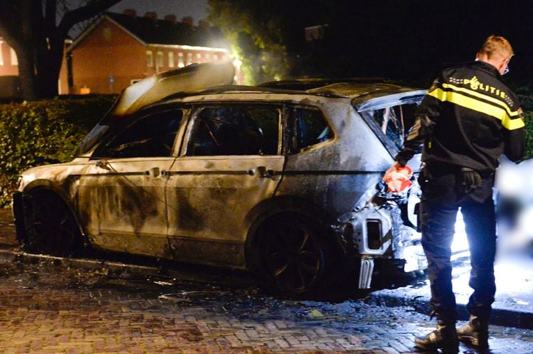 Auto door brand verwoest in Breda (Foto: Perry Roovers/SQ Vision)