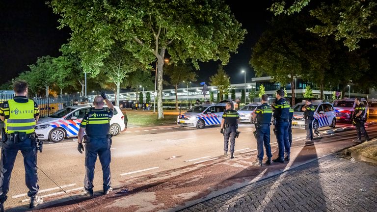 De politie moest de  orde herstellen in Tilburg (foto: SQ Vision).