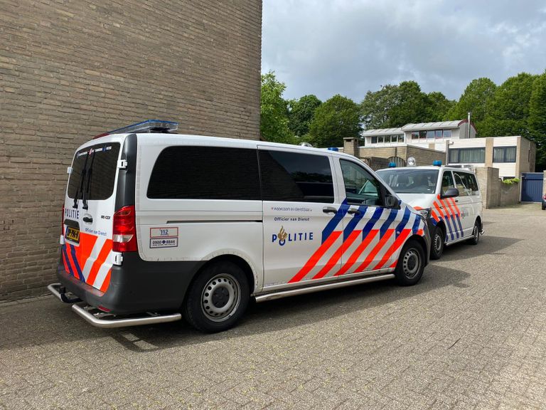 Politie bij het huis in Halsteren waar een verwarde man overleed (foto: Linda Koppejan).