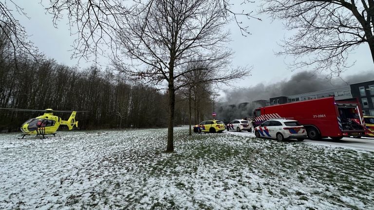 Er landde een traumahelikopter voor de onwel geworden bewoner (foto: Bart Meesters/SQ Vision).