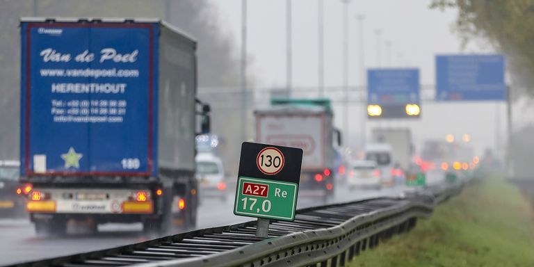 Een flinke file op de A27 (archieffoto: Marcel van Dorst).
