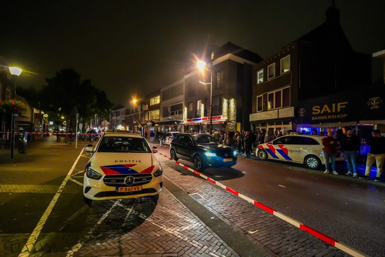 De politie-inzet aan de Kruisstraat in Eindhoven trok veel bekijks.