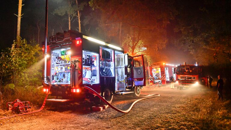 De brand in het bos bij Valkenswaard werd woensdagnacht rond halfdrie ontdekt (foto: Rico Vogels/SQ Vision).