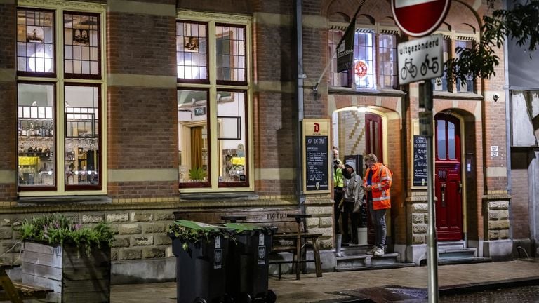 Buurtbewoners werden vanwege het gaslek opgevangen in stadscafé De Spaarbank (foto: Jack Brekelmans/SQ Vision).