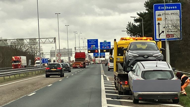 De auto viel stil op de A58 bij Best (foto: X/Rijkswaterstaat).