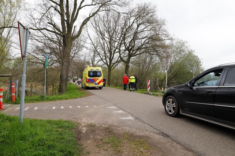 Het ging mis toen de wielrenner de weg in Linden wilde oversteken (foto: SK-Media).