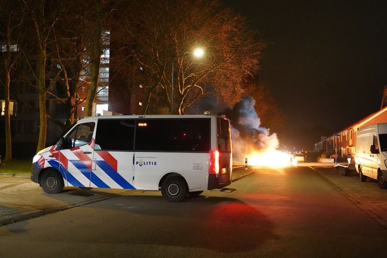 De brandweer kon onder het toeziend oog van de ME en de politie de brand blussen.