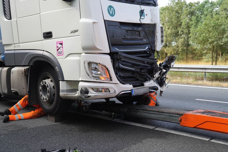 Twee vrachtwagens moesten na de botsing bij Budel geborgen worden (foto: WdG/SQ Vision).