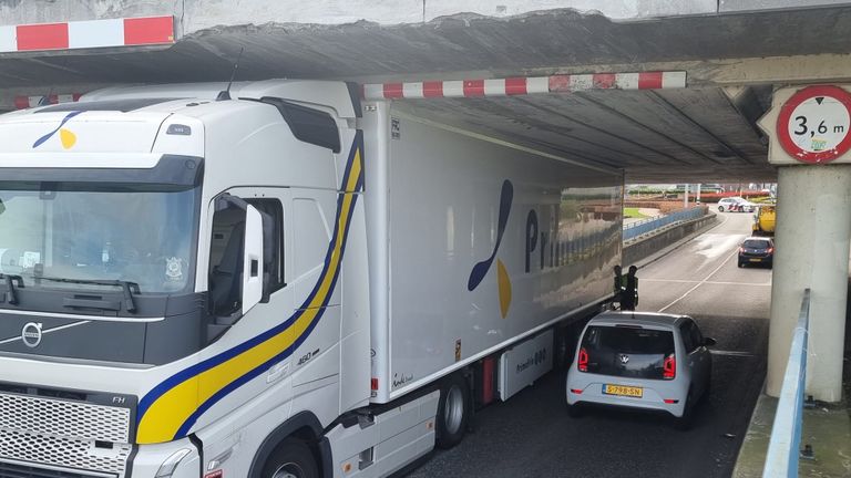 De vrachtwagen reed zich klem onder het viaduct aan de Kloosterheulweg in Waalwijk (foto: Cor Japin).