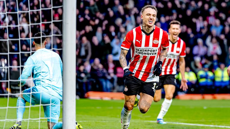 Noa Lang na een goal van PSV. (foto: Marcel van Dorst). 