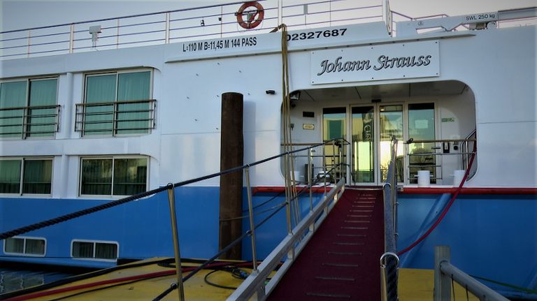De ingang van het cruiseschip in Lage Zwaluwe. (foto: Raoul Cartens)