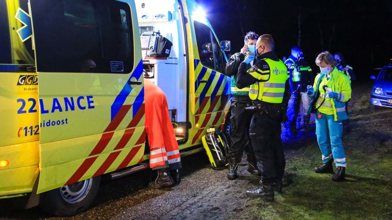 Het slachtoffer is na het ongeluk in Helmond naar een ziekenhuis in Nijmegen gebracht (foto: Harrie Grijseels/SQ Vision).